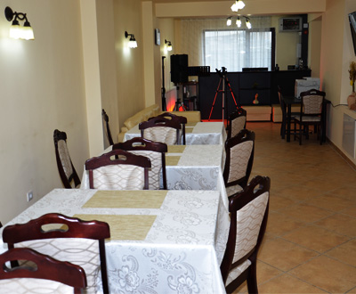 Sala de mese , zona de recreatie indoor la Vila Phoenix din Statiunea Ranca.