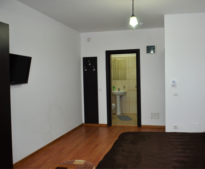 Camere spatioase la Vila Phoenix din statiunea Ranca.