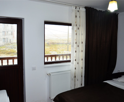 Camera cu balcon la Vila Phoenix din statiunea Ranca.