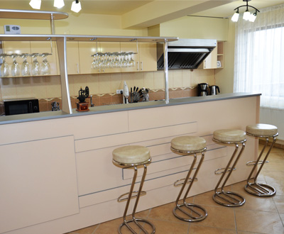 Bucatarie moderna si bar la Vila Phoenix din statiunea Ranca.